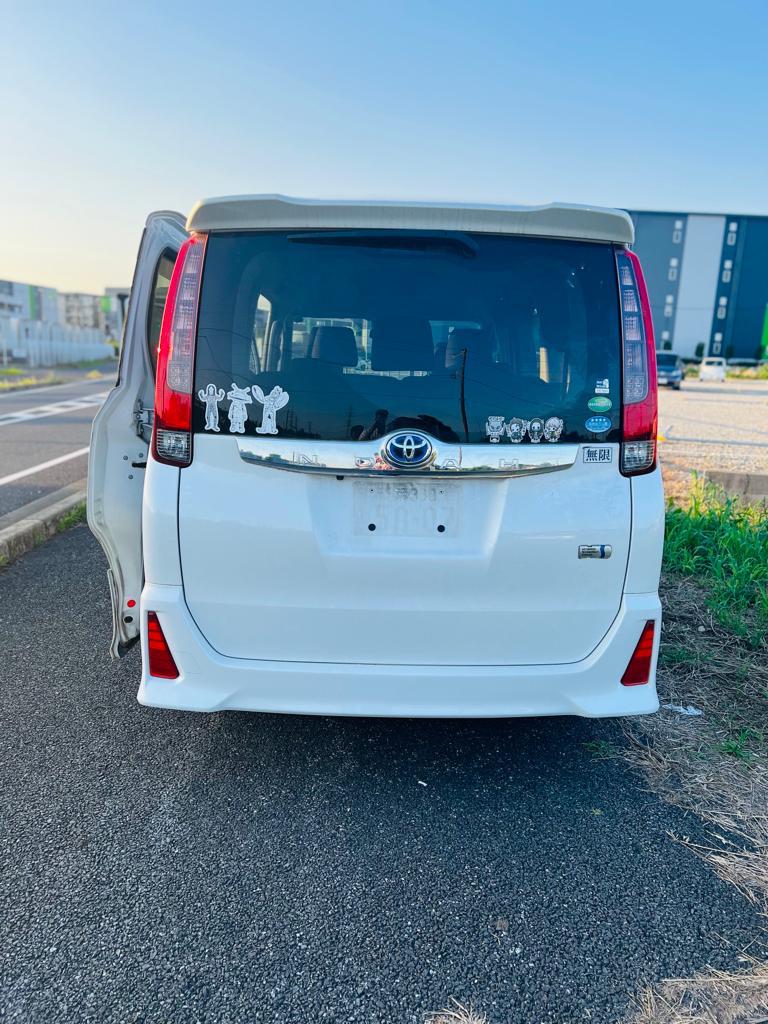 TOYOTA NOAH